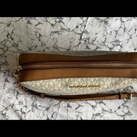 Ginny Medium Pebbled Leather Crossbody Bag - Picture 11 of 14